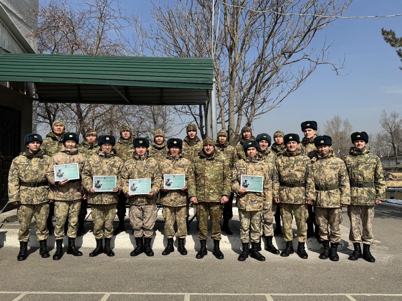 Шекара қызметінің сарбаздары үйлеріне орала бастады