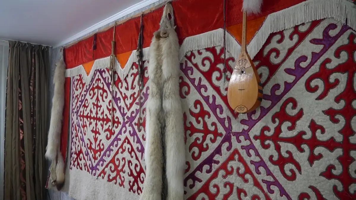 Батыс Қазақстанда мемлекеттік қызметкер ұлттық бұйымдар жасаумен айналысады