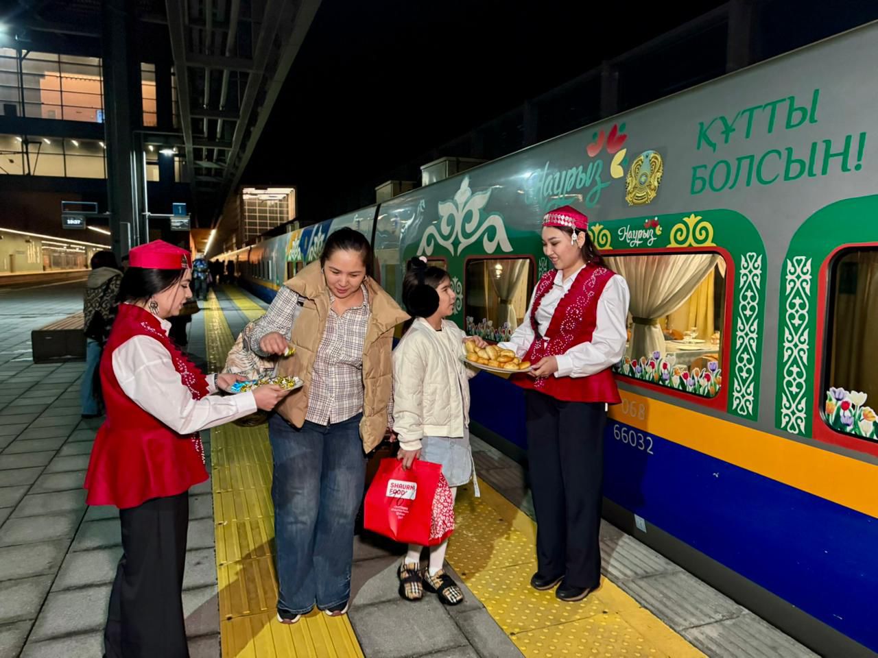 Наурыз мерекесіне орай ұлттық нақышта безендірілген пойыздар жолға шықты