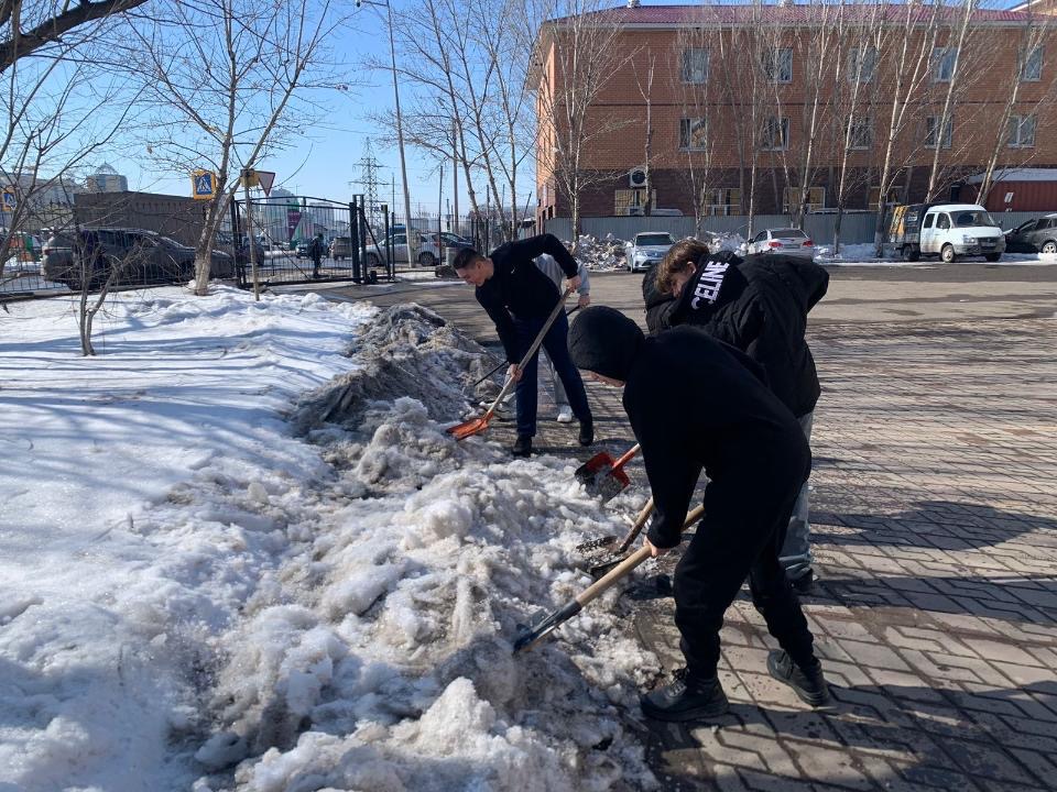 Астаналық студенттер «Таза Қазақстан» акциясы аясында сенбілік өткізді