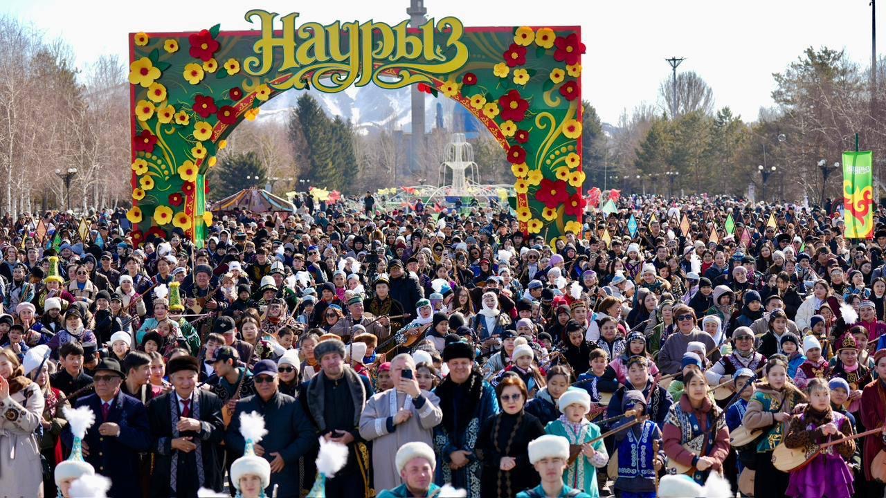 Шығыс Қазақстан облысында бір мезетте 5 мыңнан астам домбырашы «Ақбұлақ» әнін орындады