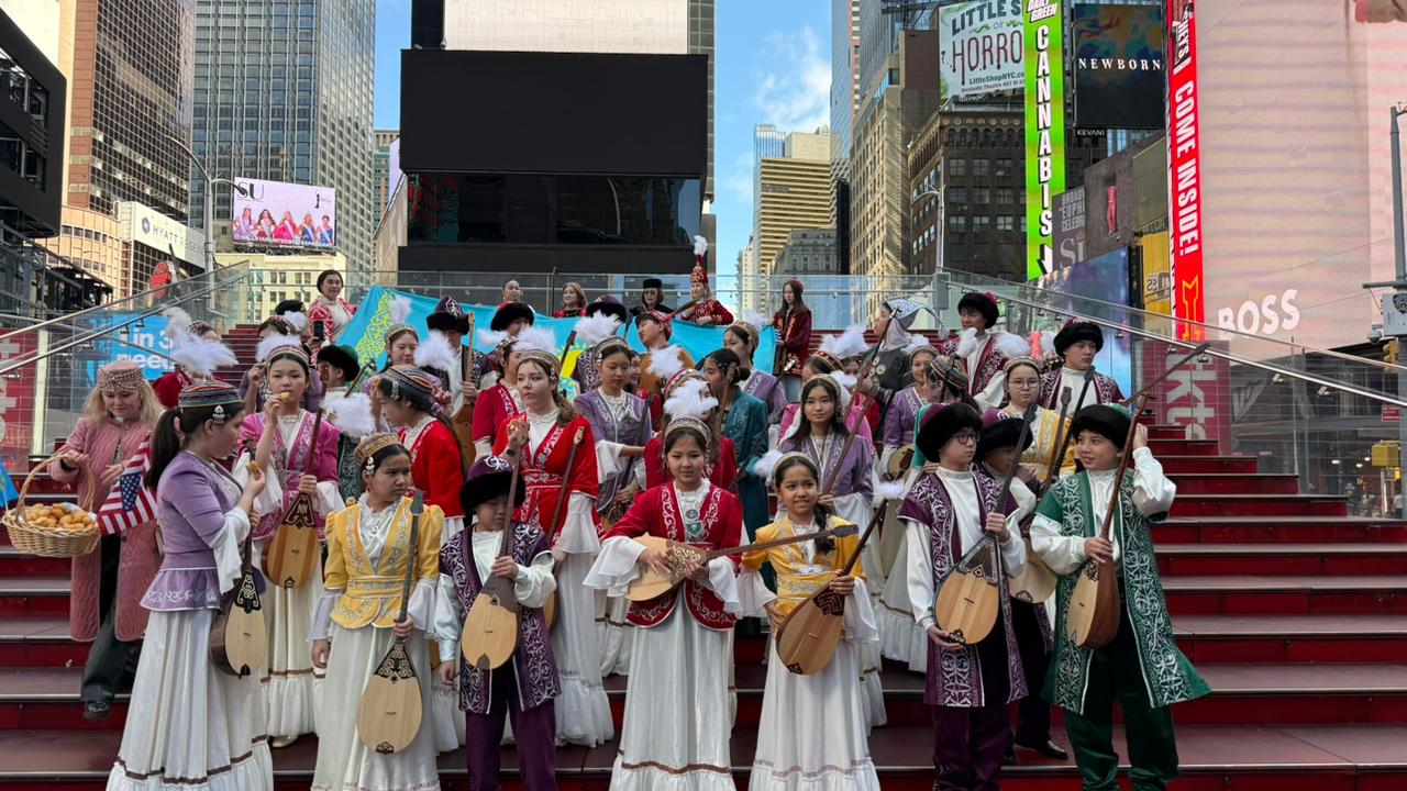 Times Square-де Наурыз тойланды: Нью-Йорк төрінде қазақтың күйі күмбірледі