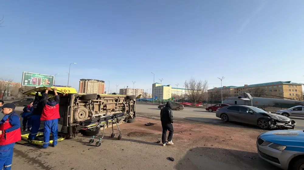 Ішінде жүкті әйел болған: Ақтөбеде жедел жәрдем көлігі аударылды