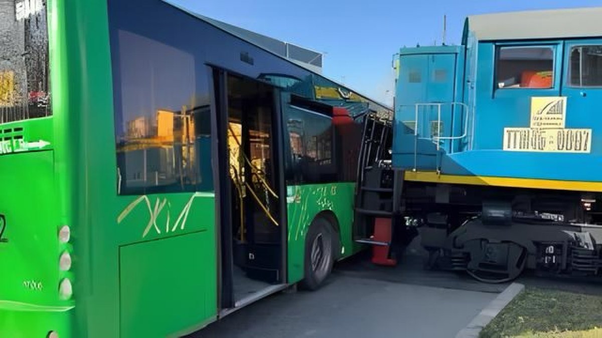 Алматы облысында пойыз бен автобус соқтығысты, зардап шеккендер бар