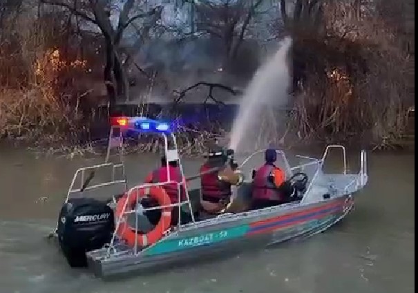 Қызылордада құрғақ шөп өртенді: Үйлер мен ғимараттарға қауіп төніп тұр