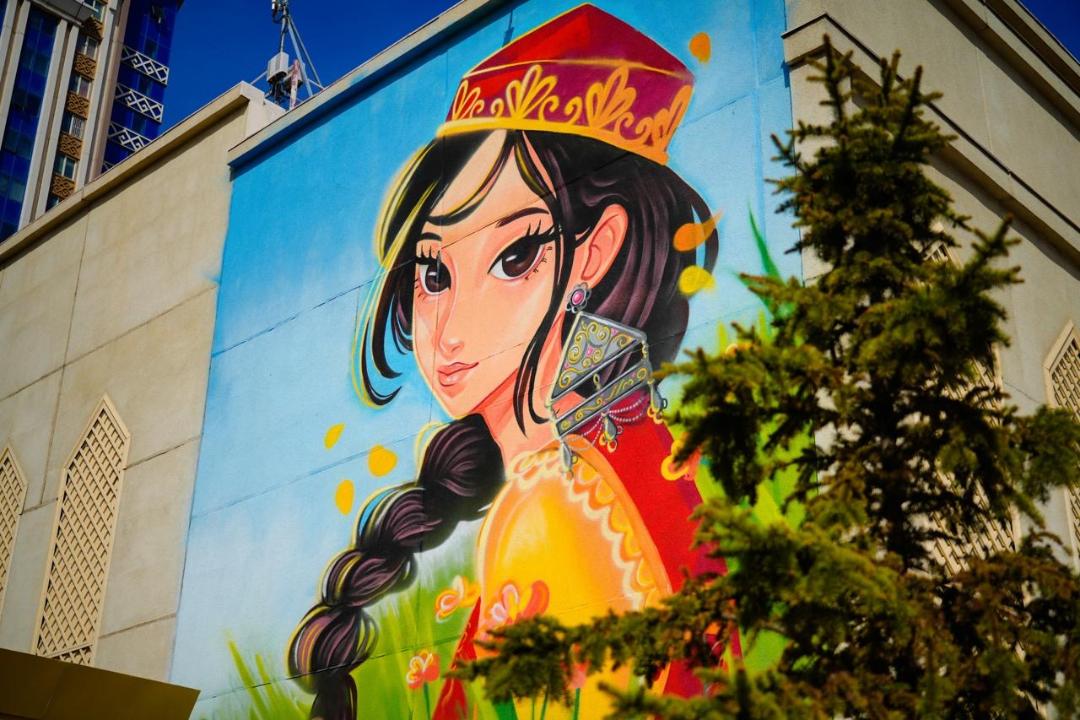 «Қыз өссе, елдің көркі»: Елордадағы ғимараттардың біріне жаңа мурал салынды