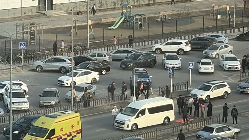 Атырауда мектеп маңында 1-сынып оқушысын көлік қағып кетті