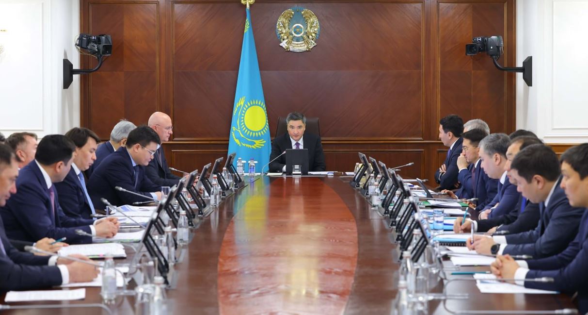 Олжас Бектенов дәрілерді тіркеуді жеделдету және тарифтерді жеңілдету бойынша бірқатар тапсырма берді