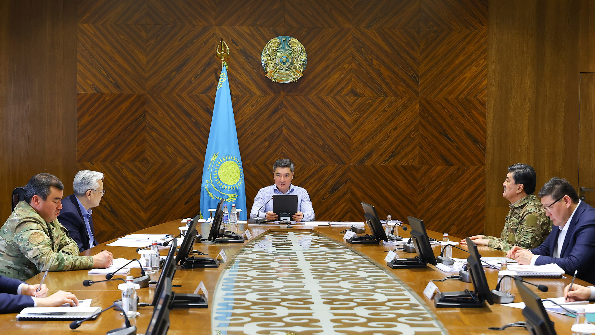 Барлық қызметтер жедел әрекет етуі керек: Бектенов республикалық жедел штабтың отырысын өткізді