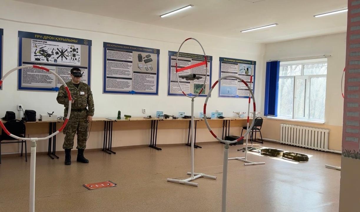 Интернетсіз де ұшады: Болашақ офицерлер дронның көмегімен қалай барлау жасайды?