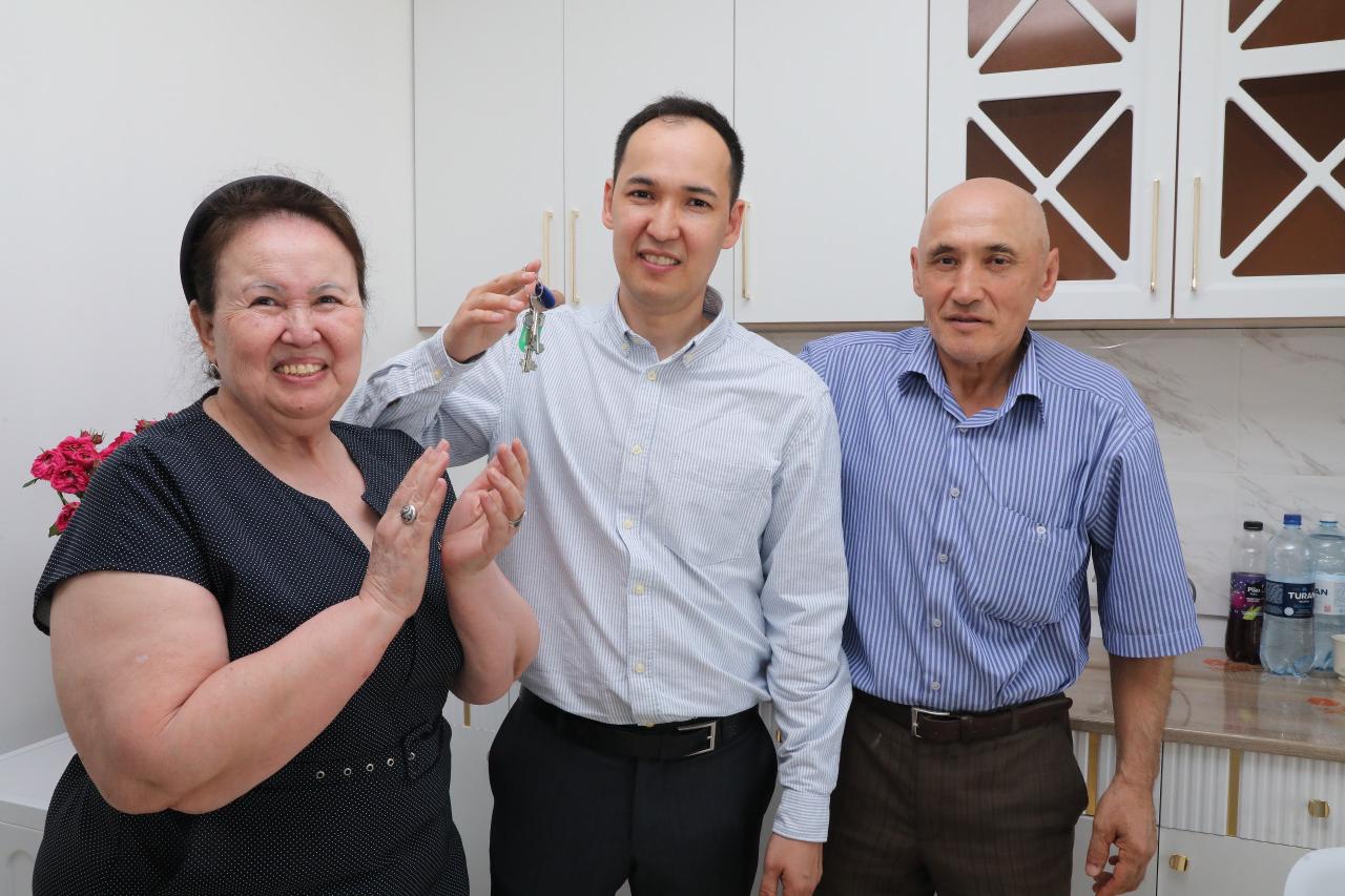 Жас ғалымдар Президент табыстаған пәтерлерге қоныстанды