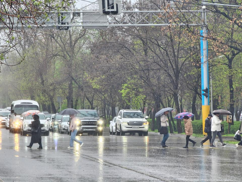 Алматыдағы нөсер жаңбыр: Коммуналдық қызмет күшейтілген режимге көшті