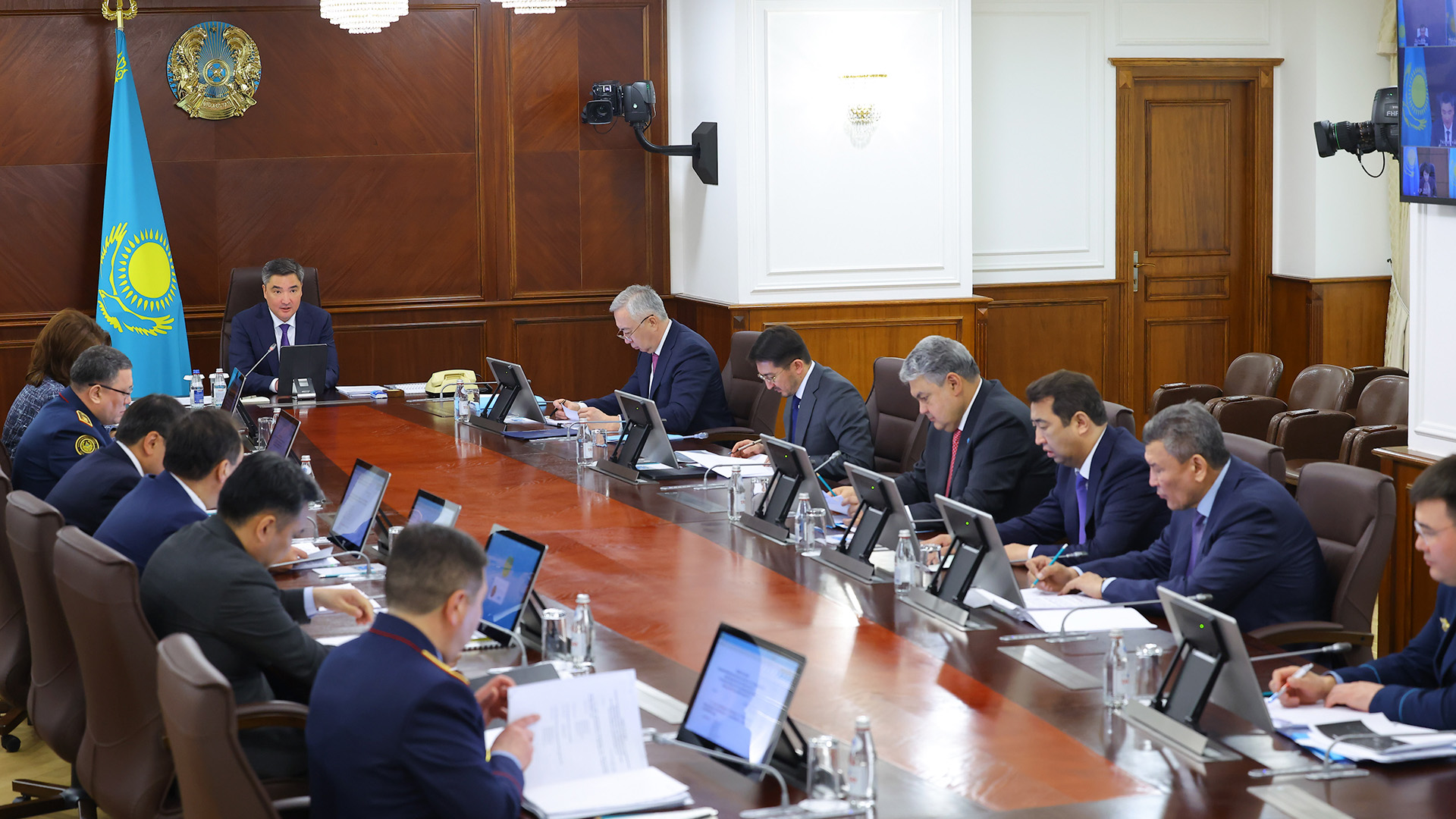 Көші-қон саясаты өзгереді: Олжас Бектенов министрлерге нақты міндеттер жүктеді