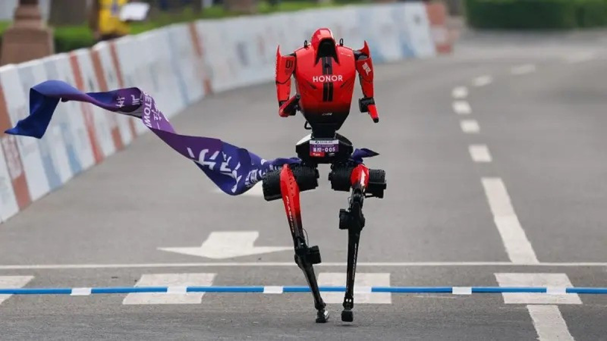 Роботтар жарысы: Қытайда 100-ден астам гуманоид марафонда жүгірді
