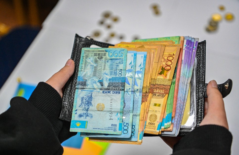 Ең төменгі жалақы 150 мың теңгеге дейін өсе ме? Министр жауап берді