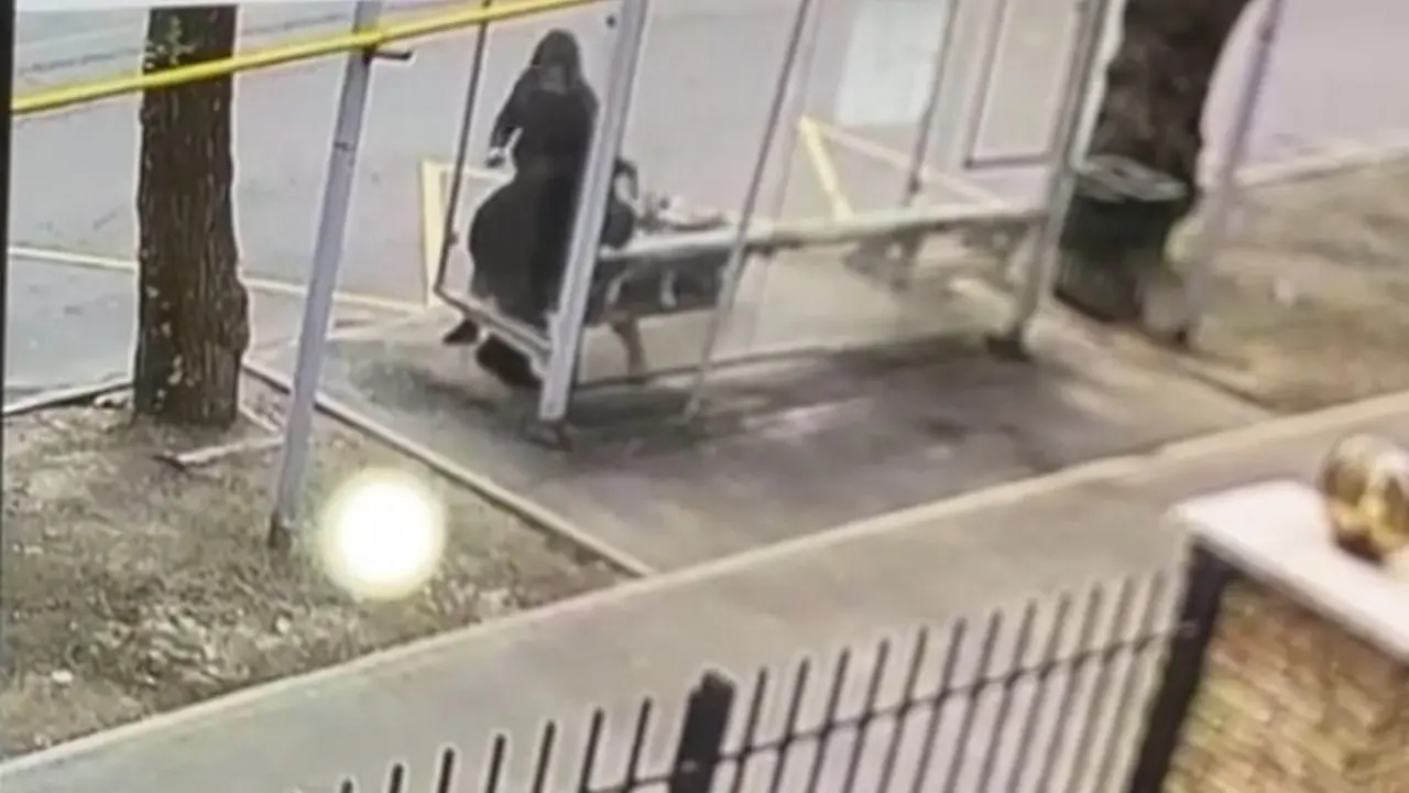 Алматыда аялдамада зейнеткерді соққыға жыққан ер адам ұсталды