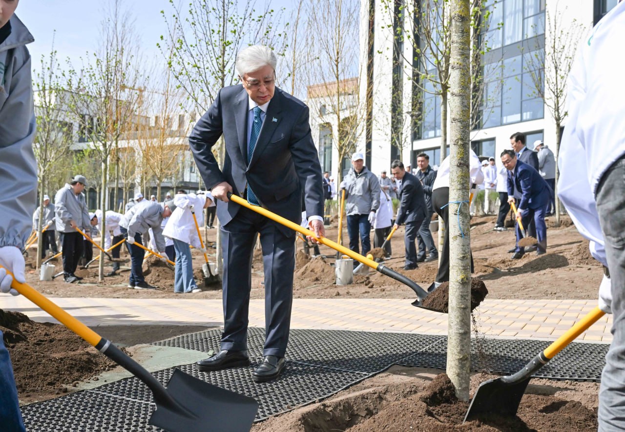 Қасым-Жомарт Тоқаев «Самал» саябағында ағаш отырғызды