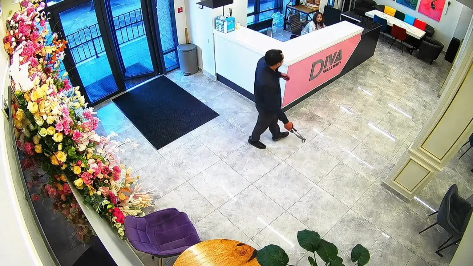 Алматыда ғимаратқа қан-жоса болып кірген ер адам қызметкерлердің зәресін алды