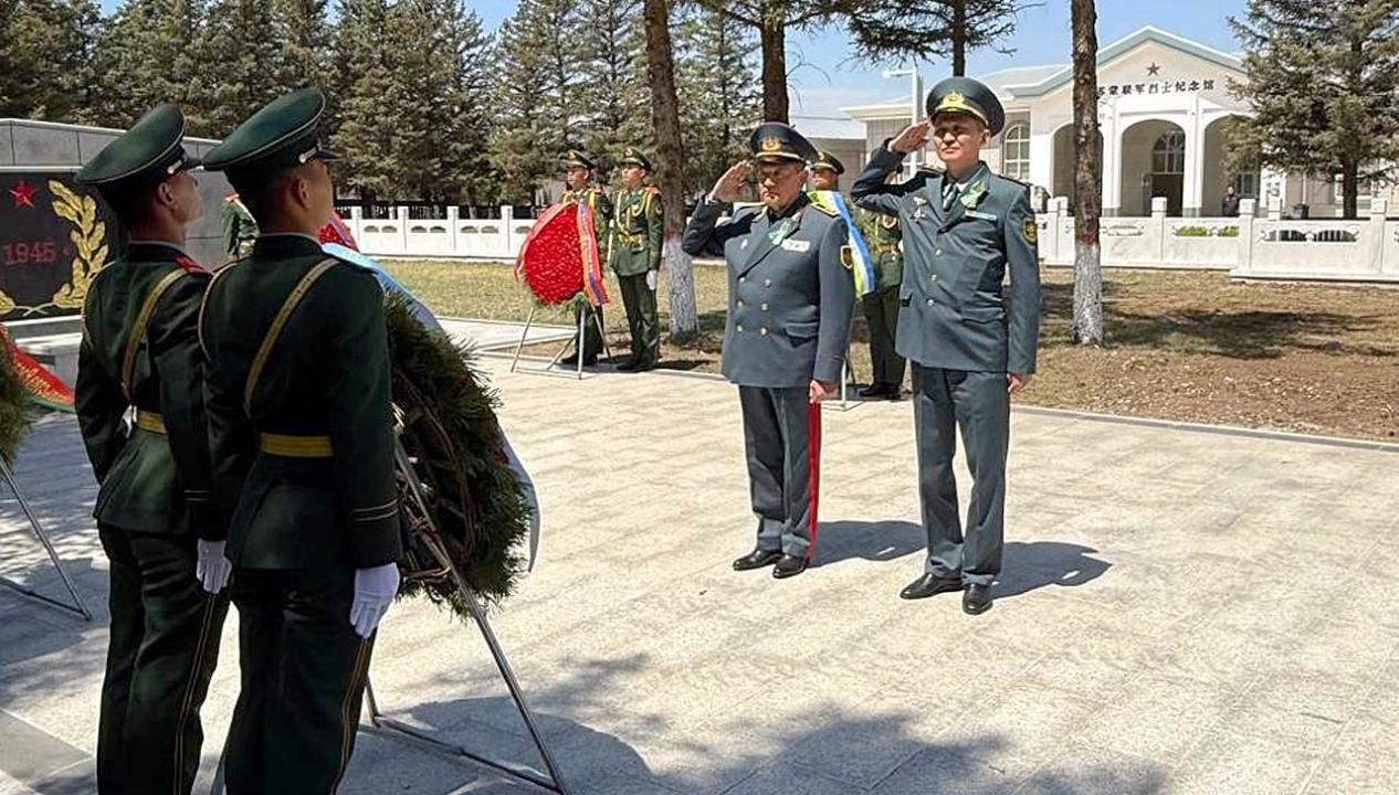 Әскери дипломаттар Қытайда қаза тапқан жауынгерлердің рухына тағзым етті