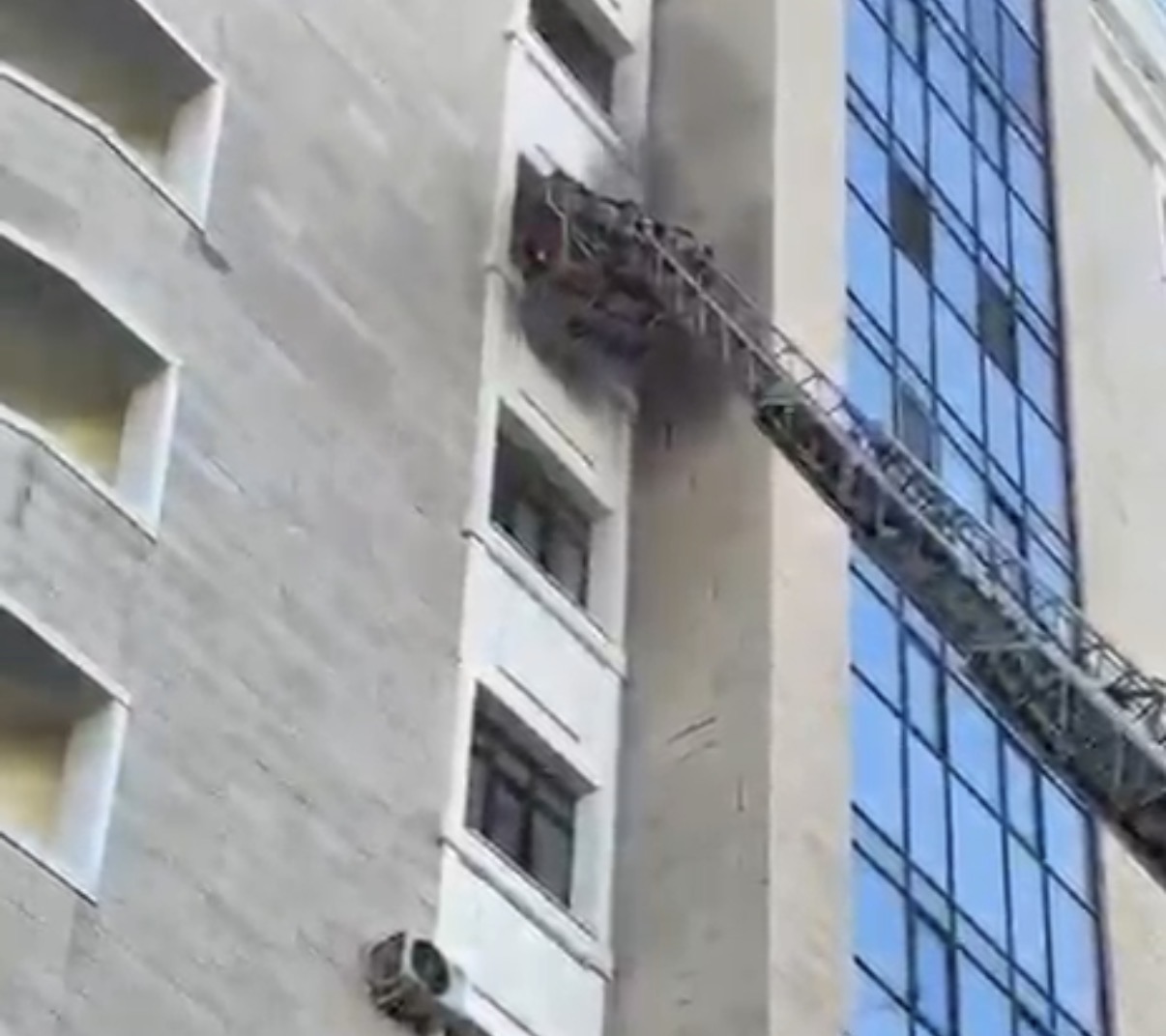 Астанада көпқабатты тұрғын үйлердің бірінен өрт шықты
