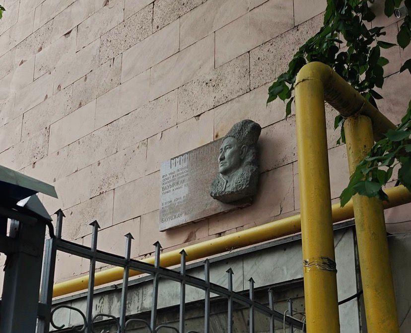 Қаһарманды кімдер тасада қалдырды?