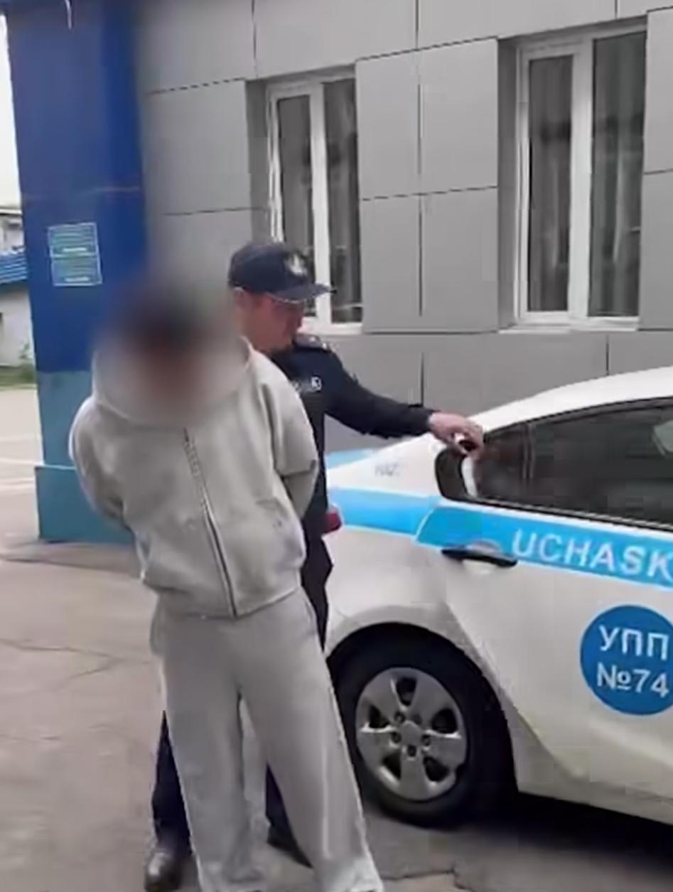 Клубтан шыққан даулы бейне: жартылай жалаңаш әнші бұзақылығы үшін жазаланады
