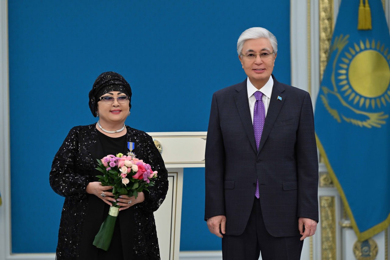 Президент әнші Мақпал Жүнісова мен домбырашы Татьяна Бурмистрованы марапаттады