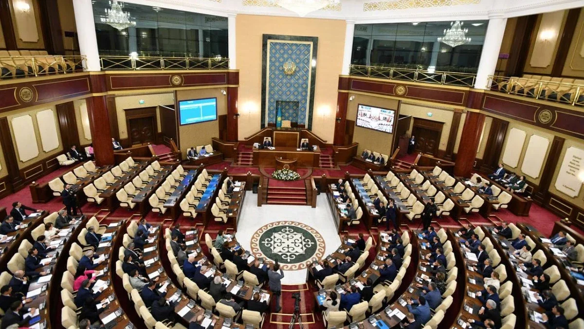 5 жылға сайланатын 145 депутат: Президент Құрылтай туралы конституциялық заңға қол қойды