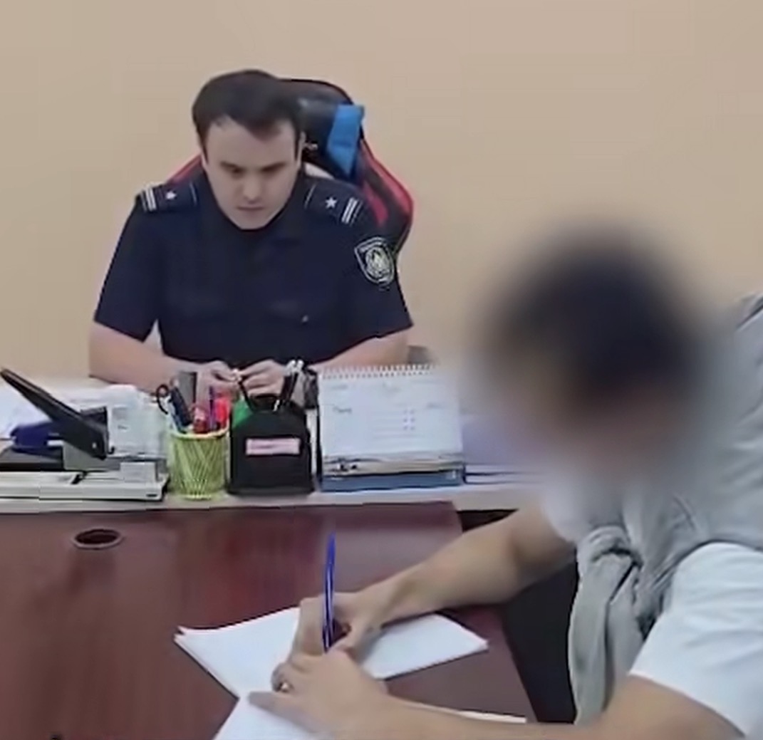 Алматыда сахнада балағат сөз айтқан әншіге айыппұл салынды