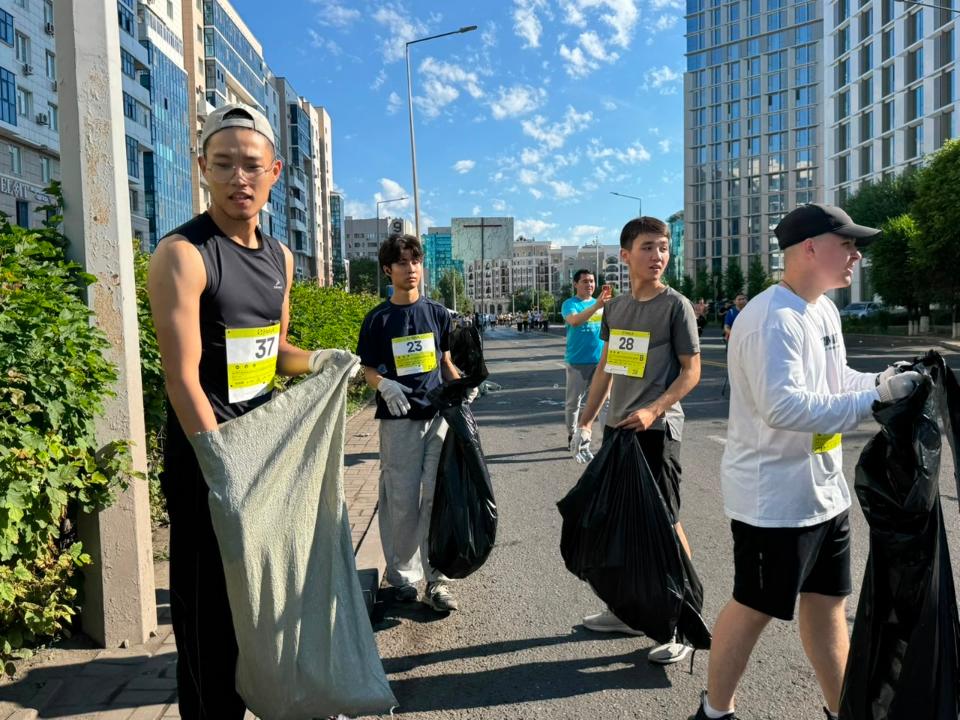 Astana Half Marathon қатысушылары «Таза Қазақстан» акциясын қолдап, плоггинг өткізді