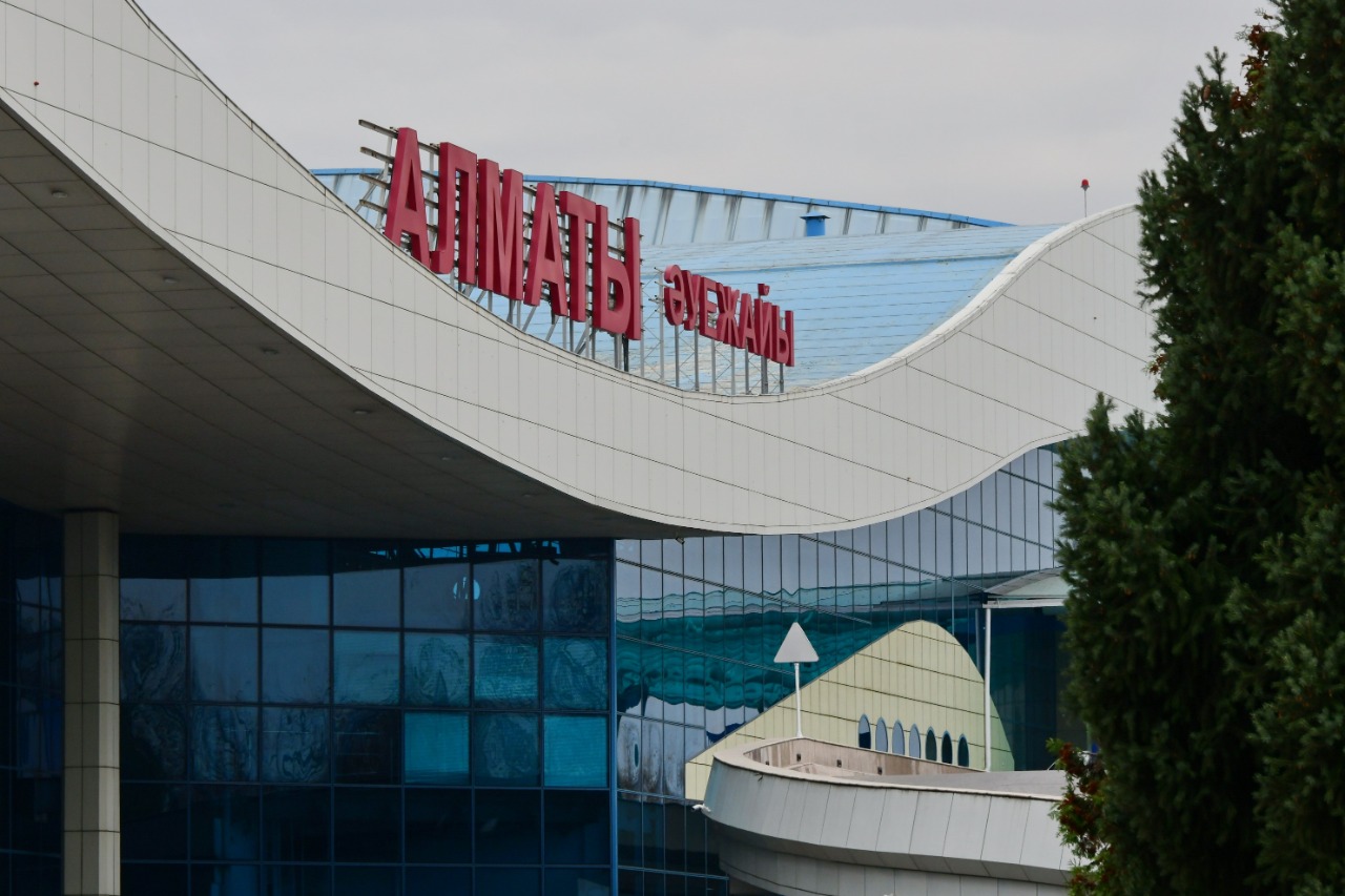 Алматы әуежайында төтенше жағдай: құбырлар жолаушылардың үстіне құлай жаздады